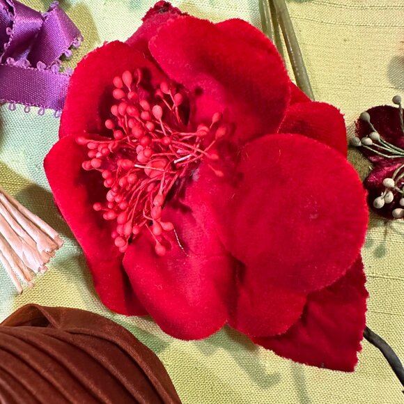 LOT of 9 Vintage Silk Millinery Flower Pins - in Christian Dior Box - Picture 7 of 15